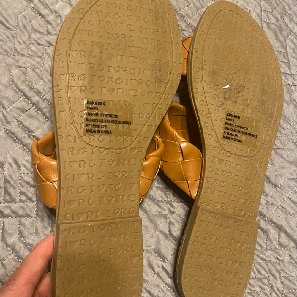 NWOT Rock & Candy by Zigi Camel Brown Woven Braided Slide Sandals Size 9 - Picture 2 of 2